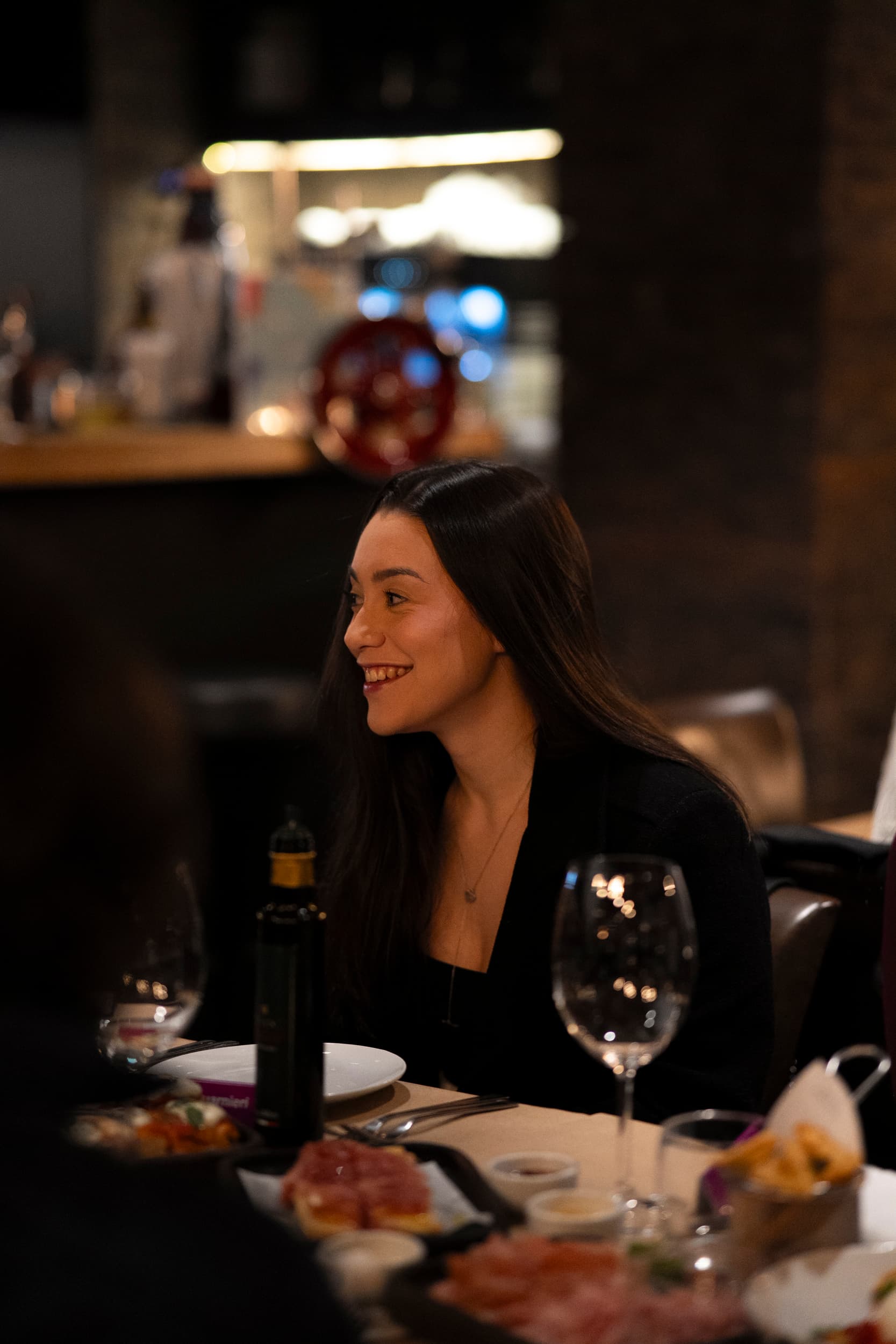 Júlia Guarnieri em um jantar da Santée