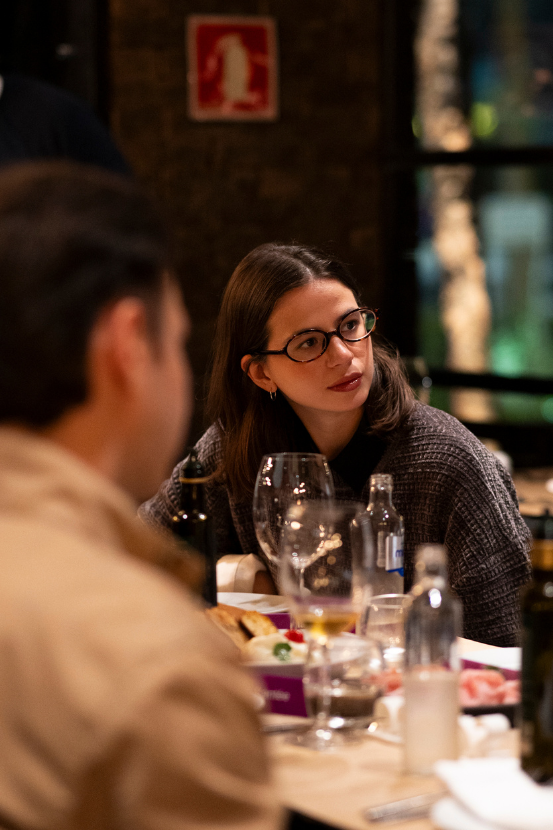 Malika Kfouri em um jantar da Santée