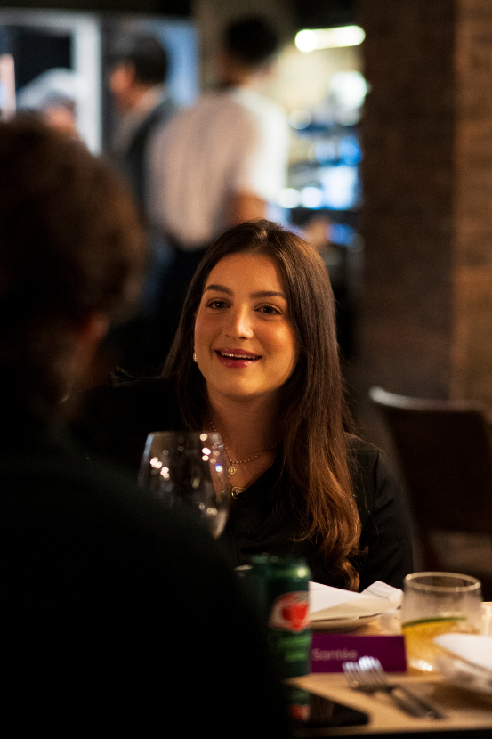 Daniela Goichman em um jantar da Santée