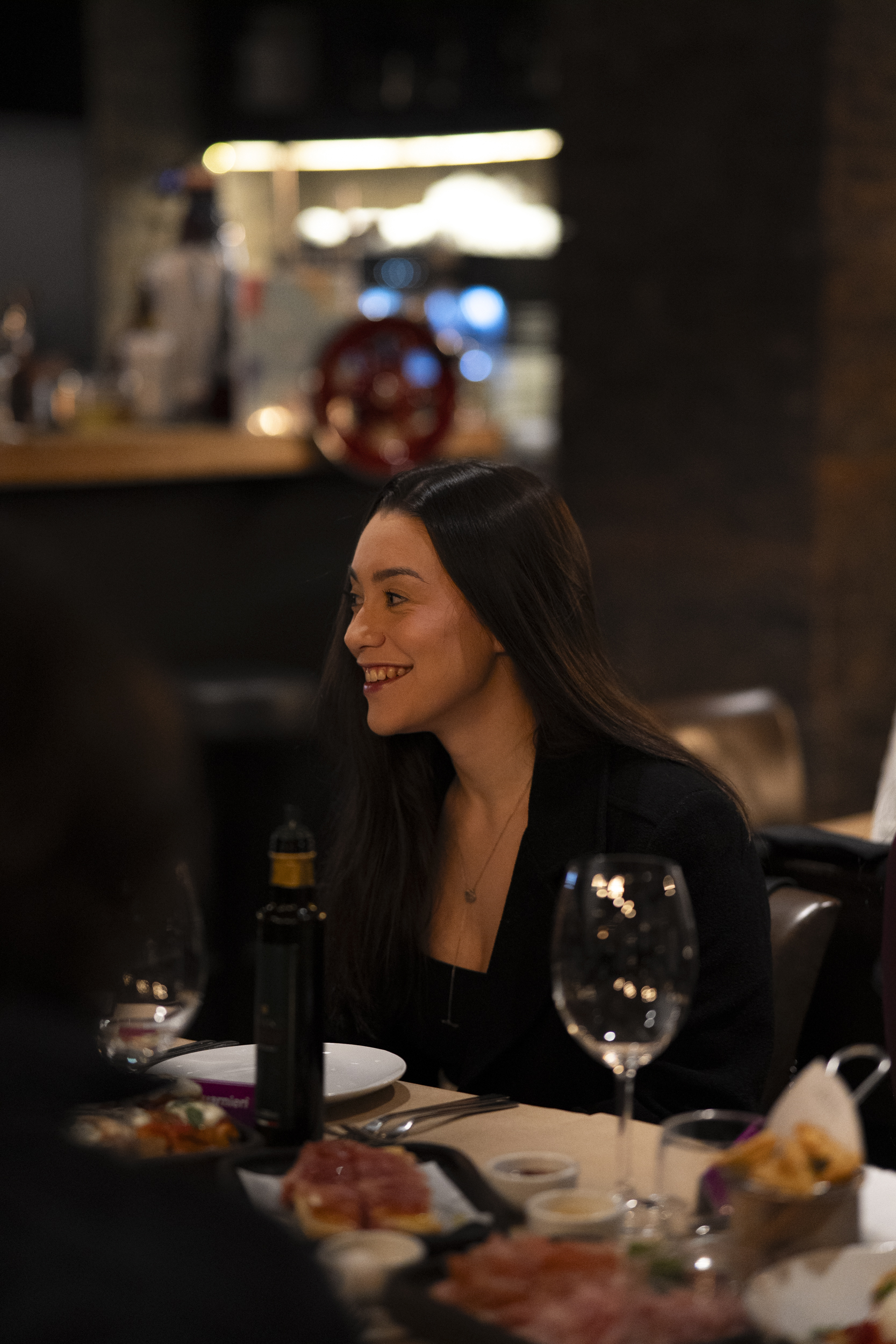 Júlia Guarnieri em um jantar da Santée