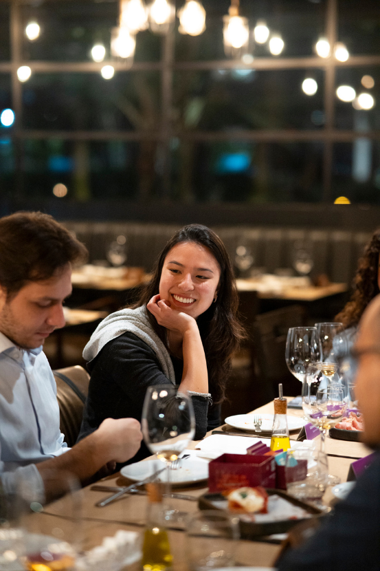 Gabriela Tusato em um jantar da Santée